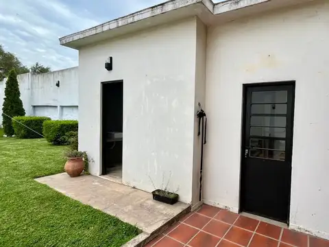 CASA 5 AMBIENTES EN VENTA EN BERNAL CON JARDIN
