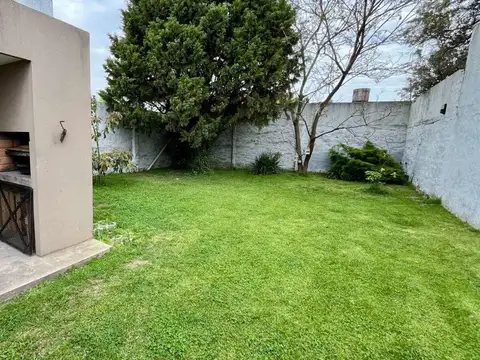 CASA 5 AMBIENTES EN VENTA EN BERNAL CON JARDIN
