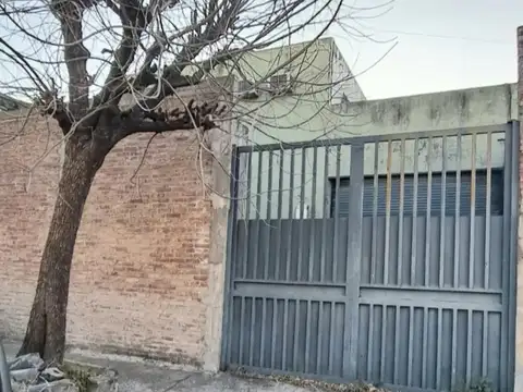 Venta galpón sobre lote de 10 x 38 m. con oficina, baños, ve