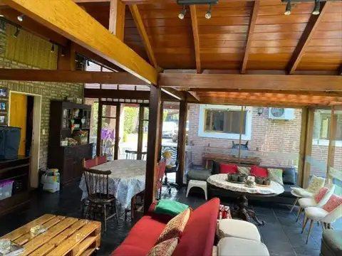Casa 5 ambientes con 4 baños