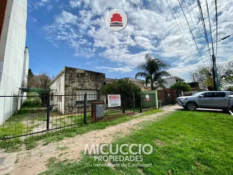 Lote en venta con casa a reciclar, Carlos Pellegrini N°154 entre Italia y Don Bosco, Escobar centro