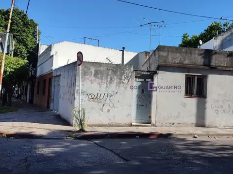Casa de 3 ambientes a refaccionar ubicada en esquina Coucheiro y Av Republica