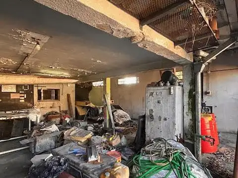 Depósito en venta en Adrogue, taller o atelier, con oficina, o lote para construir