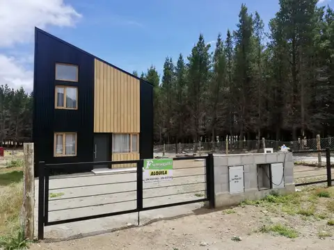 Excelente depto de tres ambientes, en p.alta, con e/ auto y amplio jardín libre al fondo.