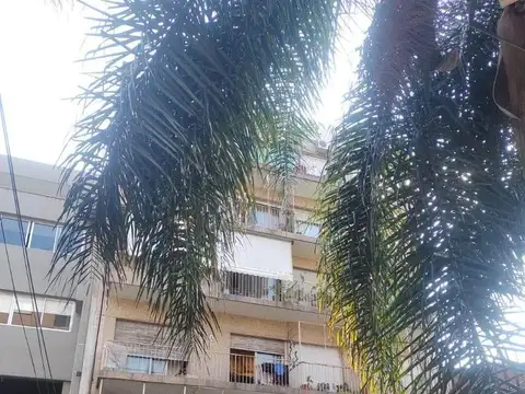 San Martín Centro. Amplio departamento de 4 ambientes con 2