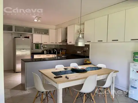 Casa en Venta con 4 cocheras