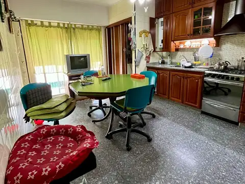 Departamento en venta. 4 ambientes con doble balcón. Luminoso y con gran ventilación. Flores