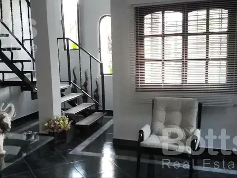 Casa 5 ambientes con 3 baños