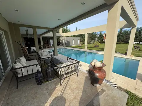 Casa en Alquiler con 5 cocheras