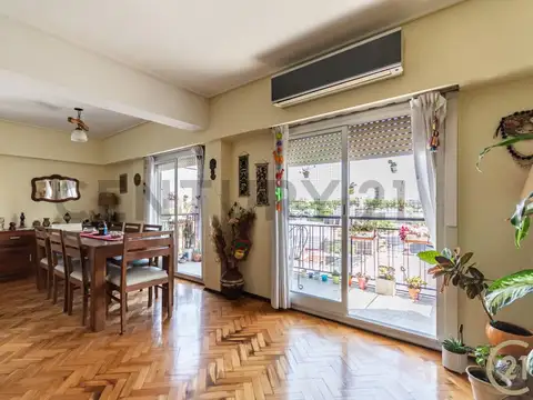 Venta departamento 4 ambientes c/ depend y balcones - Villa Mitre