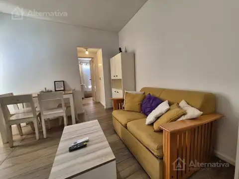 El Salvador al 4800 entre Jorge Luis Borges y Gurruchaga