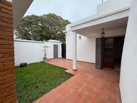 Casa con patio y tres dormitorios