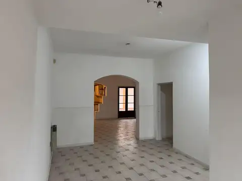 Casa con patio y tres dormitorios