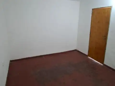 Alquilo casa de un dormitorio en calle Libertad e Ituzaingo