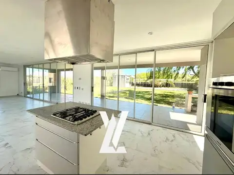 Casa 4 ambientes con 3 baños