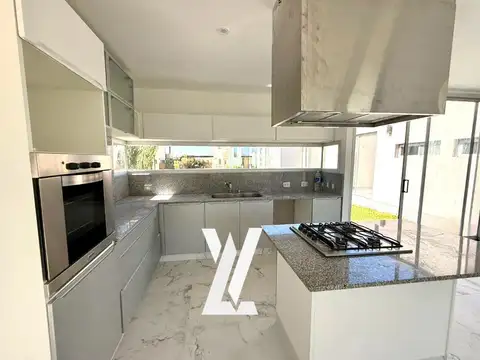Casa en Venta con 3 cocheras