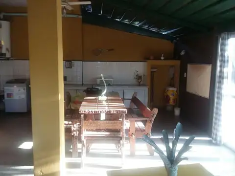 Casa 4 ambientes con 2 baños