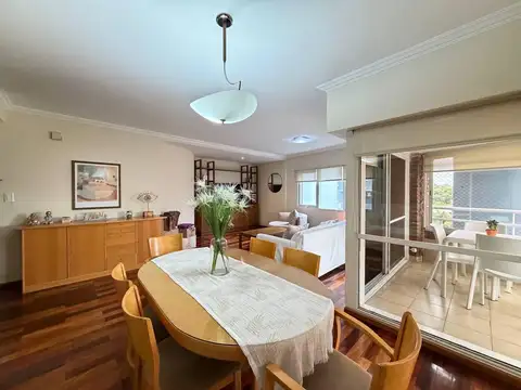 Alquiler - departamento de tres dormitorios con balcón, cochera y amenities. Rosario, Lourdes