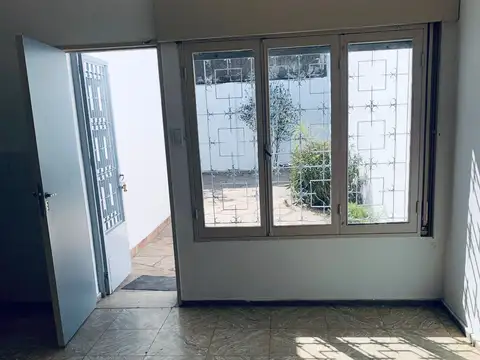 CASA AMPLIA DE 3 DOR C GARAGE Y PATIO C ASADOR EN VENTA - B GUEMES - APTA CREDITO