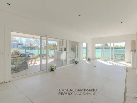 Casa en Venta con 2 cocheras