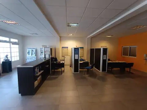 Galpón funcional con oficinas y acceso a camiones