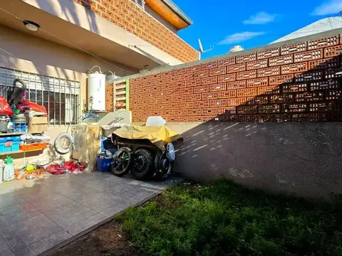 VENTA DUPLEX 3 AMBIENTES COCHERA PATIO Y JARDIN