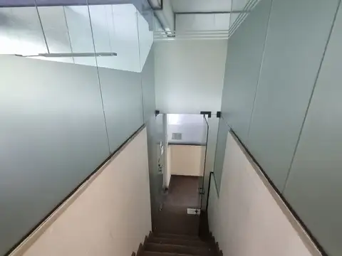 Gran entrepiso frente a Plaza 25 de Mayo!