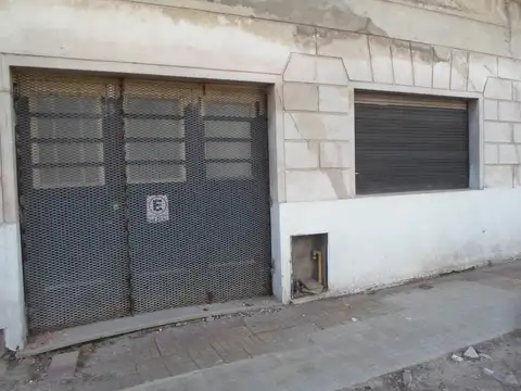 LOTE DE 13 X 10  CON CASA A DEMOLER