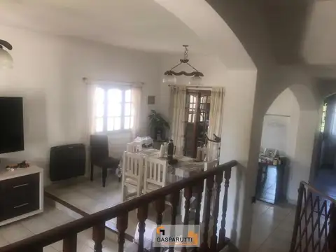 Casa en Alquiler con 3 cocheras
