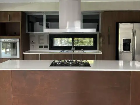 Casa en Venta con 4 cocheras