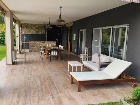 Casa 5 ambientes con 4 baños