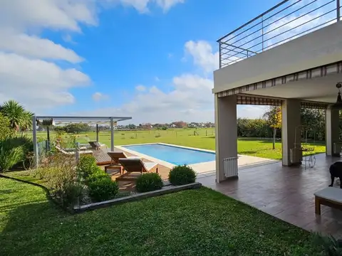 Casa en Venta con 2 cocheras