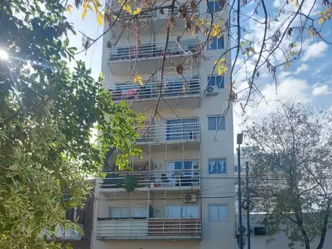 MONOAMBIENTE al frente 34 M2  CON BALCON -  LUMINOSO  - buen estado general 7 AÑOS ANTIG