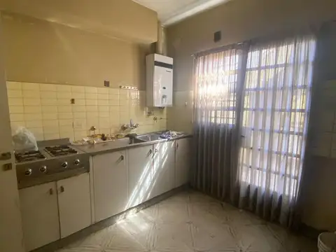 CASA EN VENTA PLANTA ALTA A RECICLAR 2 DORMITORIOS