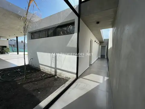 Casa en Venta con 4 cocheras