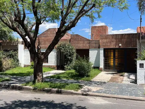 CASA DE 3 DORMITORIOS EN VENTA CON APTO CRÉDITO EN BARRIO URCA