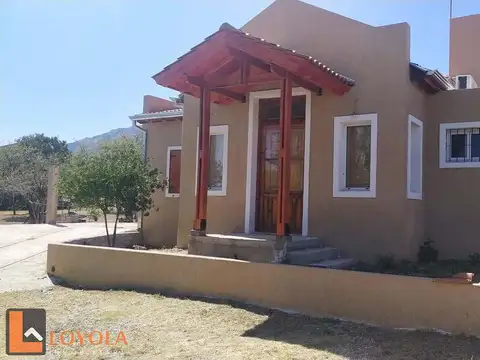 Villa de Merlo! Barrio Altos del Este! Excelente vivienda!