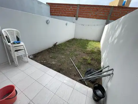 Depto Tipo Casa en Alquiler con 1 cocheras