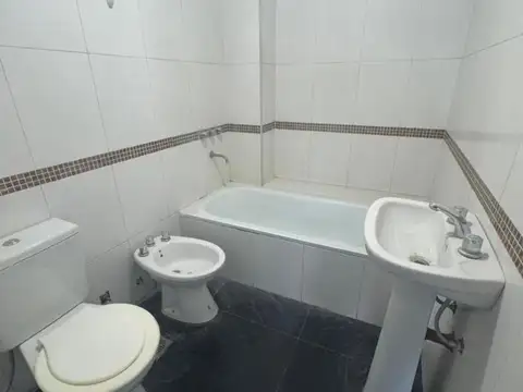 DEPARTAMENTOS 2 AMBIENTES AMPLIO.  EXCELENTE ESTADO.