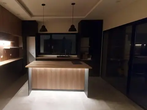 Casa en Venta con 4 cocheras