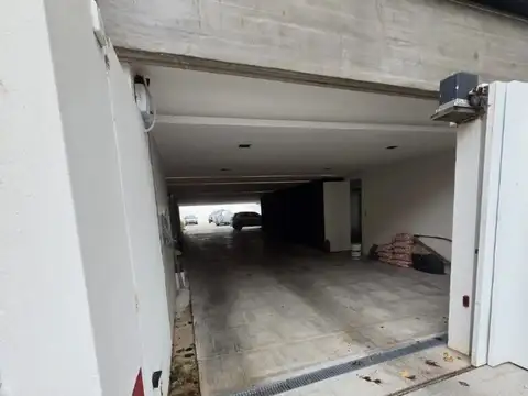 Cochera en planta baja, fija y descubierta. Edificio a estrenar