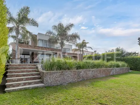 Casa en Alquiler con 2 cocheras