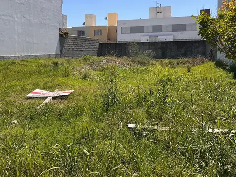 TERRENO EN VENTA EN LOMAS DEL CHATEAU 360 m2. APTO DUPLEX