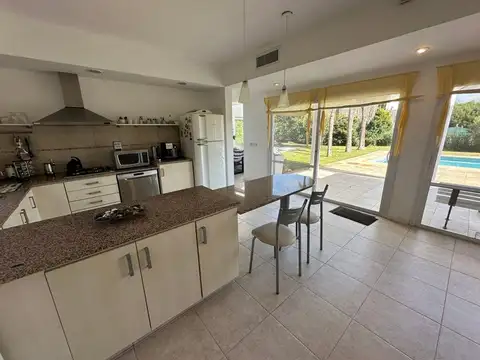 Casa 6 ambientes con 3 baños