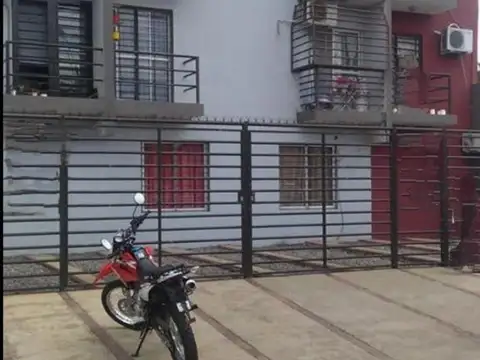 Departamento x escalera 1er piso  con balcón 