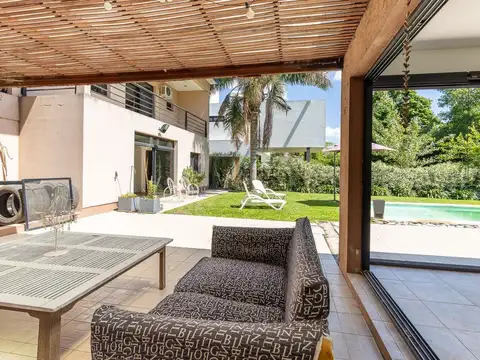 Casa en Venta con 2 cocheras