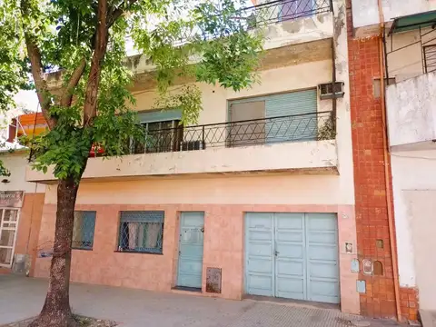 Venta Casa con cochera patio APTO CREDITO  Flores
