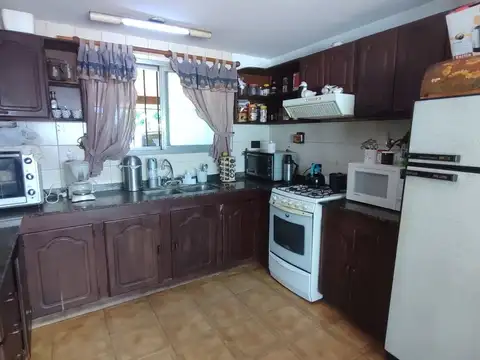 VENTA CASA 4 AMB CON PILETA Y COCHERA LAVALLOL