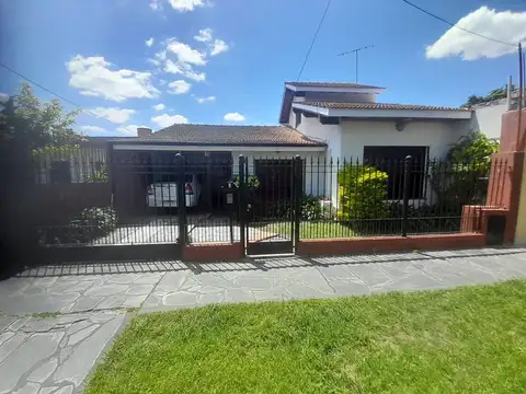 VENTA CASA 4 AMB CON PILETA Y COCHERA LAVALLOL