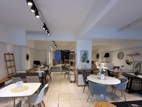 Local en Av Corrientes con Doble Vidriera y buena Marquesina